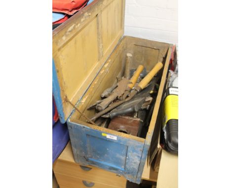 A QUANTITY OF ASSORTED TOOLS CONTAINED IN A VINTAGE TOOL CHEST 
