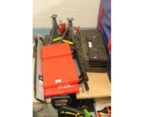 A QUANTITY OF MAINLY CAR TOOLS, TO INCLUDE A CAR JACK, ETC 