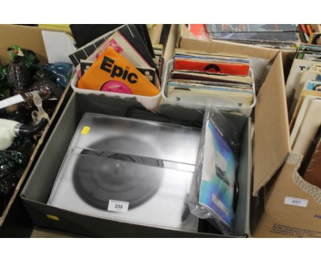 A QUANTITY OF 45s RECORDS TO INCLUDE U2, ROLLING STONES, THE CLASH, ETC TOGETHER WITH A TEVION USB TURNTABLE 