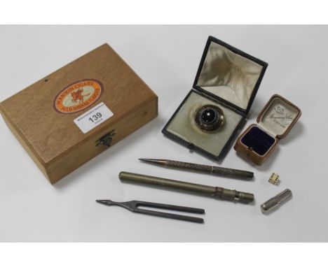 A BOX OF COLLECTABLES TO INCLUDE A HALLMARKED SILVER PENCIL, A CASED BROOCH, TUNING FORK, ETC 