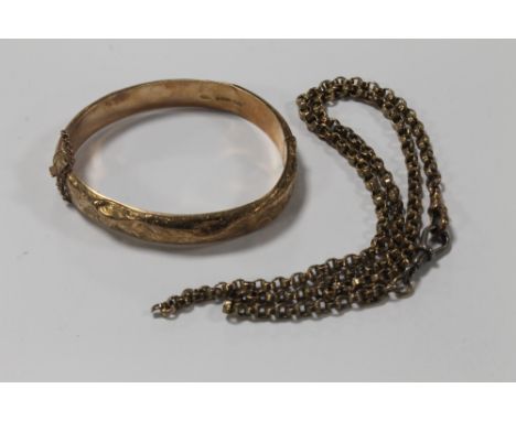 A YELLOW METAL CHAIN LINK NECKLACE TOGETHER WITH A BANGLE 