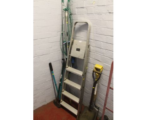A QUANTITY OF GARDEN TOOLS TOGETHER WITH A WASHING LINE AND ALUMINIUM STEPS