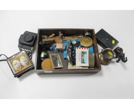 A QUANTITY OF COLLECTABLES TO INCLUDE A LIGHTER, WHITE METAL ITEMS, ETC 