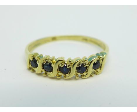 A 9ct gold and sapphire ring, 1.2g, O