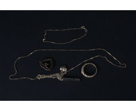 A mixed lot of gold and yellow metal jewellery including 9ct gold chain, 9ct gold bracelet, 14ct gold chain, yellow metal pen