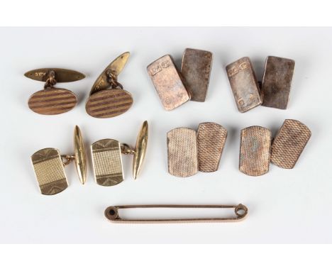 A 9ct gold bar brooch with engine turned decoration, London 1919, width 5.1cm, a pair of 9ct gold cufflinks, Birmingham 1934,