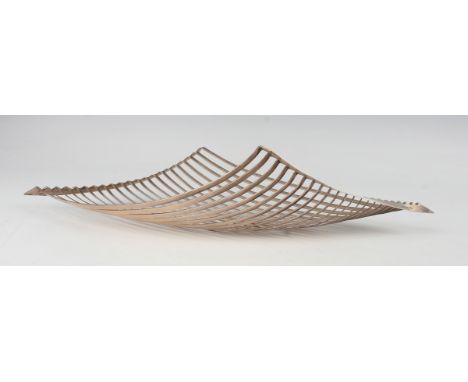 An Elizabeth II silver dish of slatted and curved form, London 1995 by RdQ, weight 341.3g, length 40cm.Buyer’s Premium 29.4% 