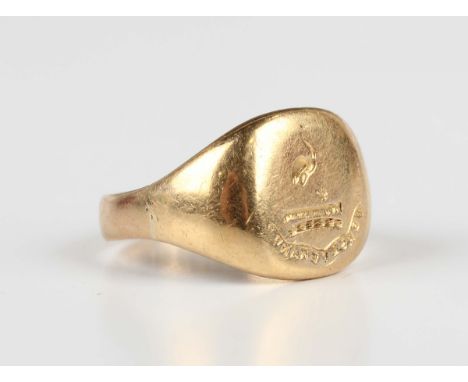 An 18ct gold signet ring, crest and motto engraved, Chester 1911, weight 6.8g, ring size approx J1/2.Buyer’s Premium 29.4% (i