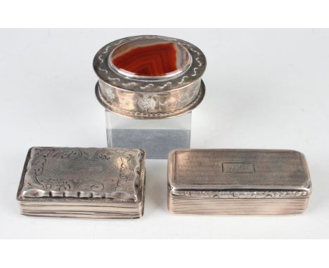 An Elizabeth II silver oval box, the hinged lid inset with an agate panel, otherwise with engraved decoration, London 1957 by