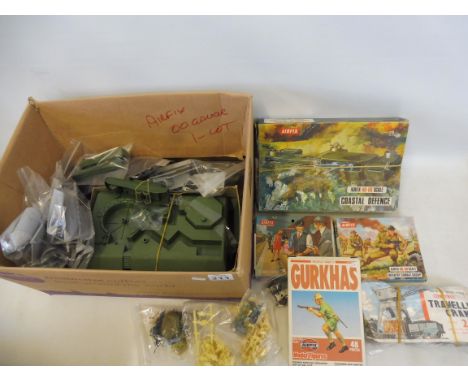 A collection of Airfix AO/OO scale loose models plus a boxed Coastal Defence and soldiers. 