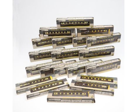 20 various boxed coaches, including E60002/H Pullman 1st Class Hazel, W6012 Golden Arrow (x6), W6000 Pullan (x3), W6001 Pullm