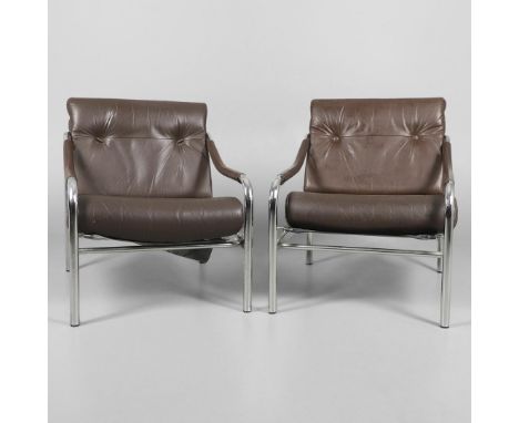 A pair of brown leather armchairs with a tubular chrome frame, with pirelli rubber seats to support a cushion, designed by Ti