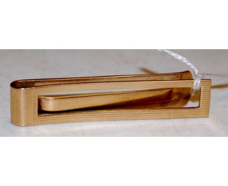 A modern gents 9ct gold tie-clip with engine turned decoration, 8.6g