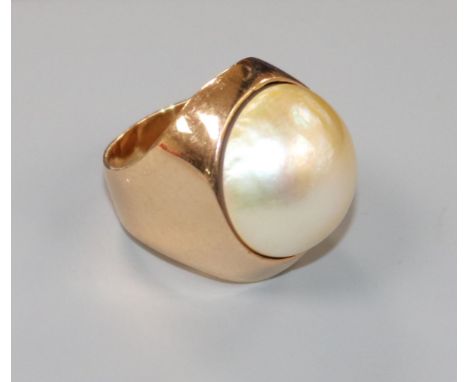 A yellow metal and mabe pearl set dress ring, size F.