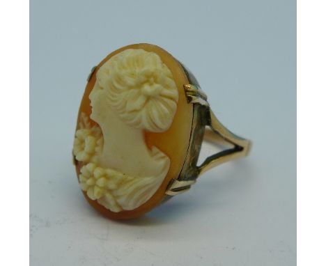A 9ct gold cameo ring, 3.4g, M