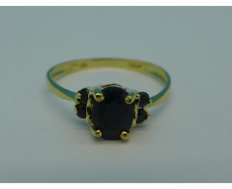 A 9ct gold and sapphire ring, 1.3g, O