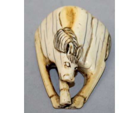 A GOOD LARGE 18TH/19TH CENTURY JAPANESE EDO PERIOD CARVED IVORY NETSUKE OF A GRAZING HORSE, its feet together and head lowere
