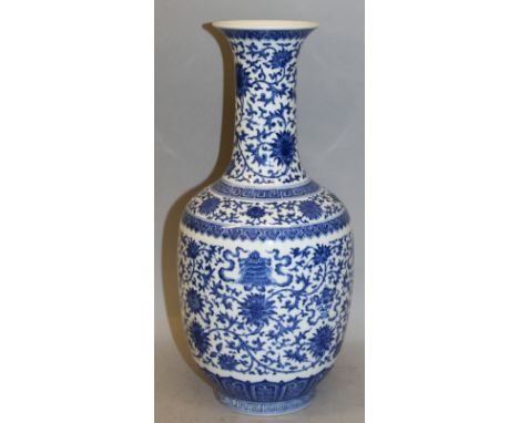 A GOOD QUALITY CHINESE MING STYLE BLUE & WHITE PORCELAIN VASE, the sides decorated between formal borders with a formal desig