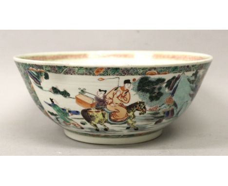 A GOOD QUALITY CHINESE FAMILLE VERTE PORCELAIN BOWL, well painted to the sides with panels of officials and of travellers, th