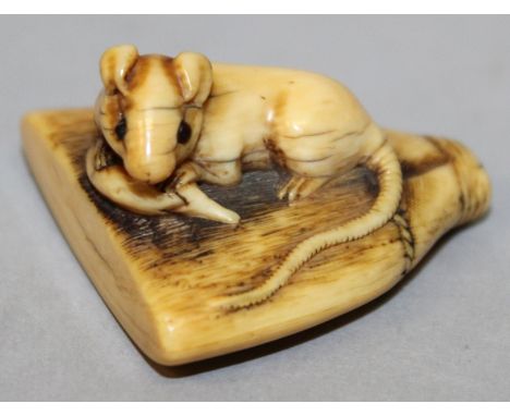 A GOOD QUALITY JAPANESE MEIJI PERIOD IVORY NETSUKE OF A RAT ON A BROOM’S HEAD, the details well carved and engraved, the rat 