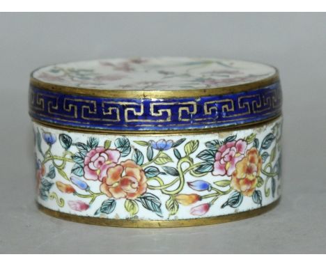 A SMALL GOOD QUALITY 18TH CENTURY CHINESE QIANLONG PERIOD CANTON ENAMEL CIRCULAR BOX & COVER, the cover decorated with loose 