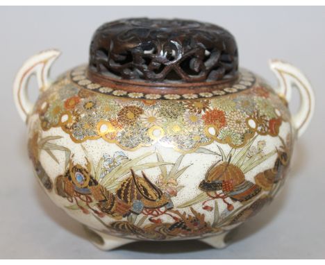 AN UNUSUAL GOOD QUALITY JAPANESE MEIJI PERIOD SATSUMA EARTHENWARE TRIPOD KORO, with a pierced fitted hardwood cover, the side