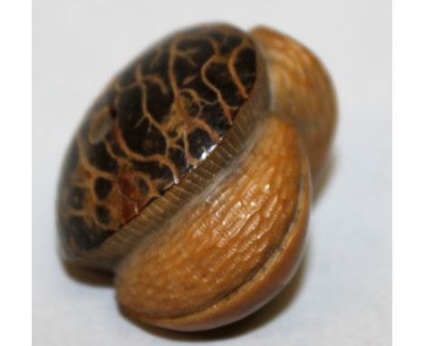A SIMILAR 19TH/20TH CENTURY JAPANESE CARVED WOOD NETSUKE OF A TOADSTOOL &amp; AN ACORN, 1.7in wide at widest point
