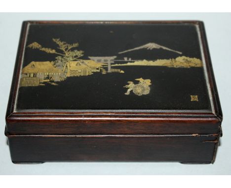 A GOOD QUALITY SIGNED EARLY 20TH CENTURY JAPANESE KOMAI INSET WOOD BOX & COVER, the cover with a gilt and silver-metal inset 