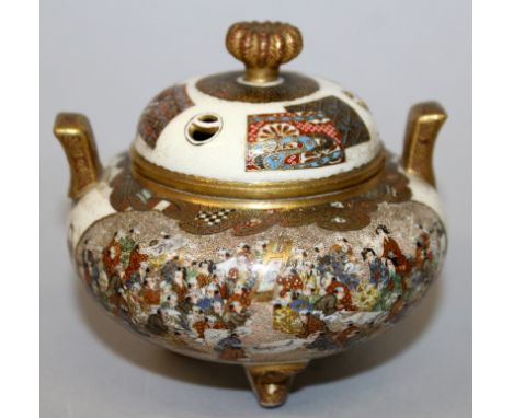 A FINE QUALITY SIGNED JAPANESE MEIJI PERIOD KAZAN SATSUMA EARTHENWARE TRIPOD KORO & COVER, the sides painted with two finely 