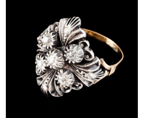 A Romantic era ringSilver and gold Lozenge shaped of pierced foliage decoration set with 5 antique brilliant cut diamonds Por