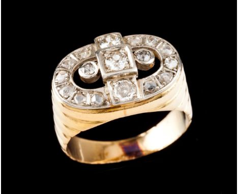 An Art Deco ringBicoloured gold Fluted oval top set with various rose cut diamonds and 5 antique brilliant cut diamonds Drago