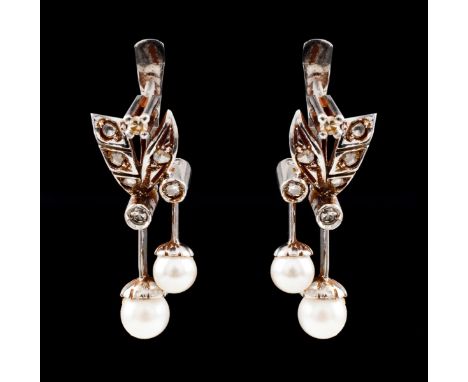 A pair of earringsWhite gold Leaves set with rose cut diamonds and pearl drops (ca. 4.5 mm) Ant hallmark 800/1000 (1938-1984)