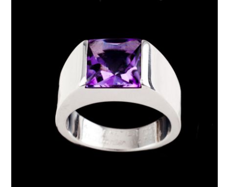 A Cartier ringWhite gold Plain band set with square amethyst (ca. 8x8 mm) Eagle's Head French assay-marks 750/1000 Engraved C