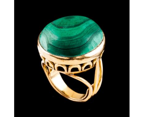 A ringGold Set with round cabochon cut malachite Dragon hallmark 800/1000 (1938-1984) and same date maker's markDiam.: 2 cm13