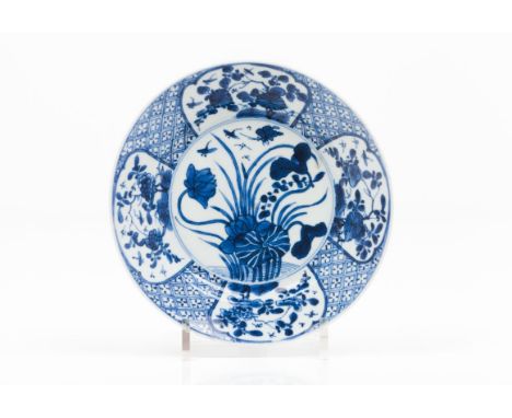 A platePorcelain Blue decoration with central landscape China, Kangxi reign (1662-1722) (chips)Diam.: 21 cm