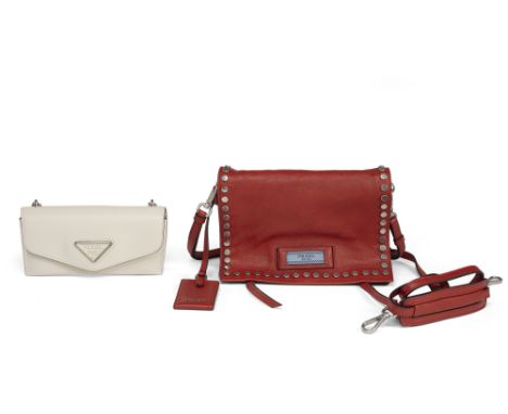 Pradaca. 200619 x 9 x 4 cm / 18 x 9 x 9 cmZwei Taschen. Prada. 1) Schultertasche mit Kette aus weißem Leder. 2 ) ''Studded Cr