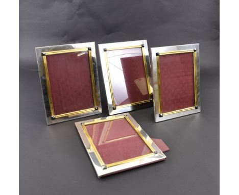 Set von vier FotorahmenCartier, modern30 x 23 cmMetall, versilbert und teilvergoldet, punziert Cartier und SPAIN, davon drei 