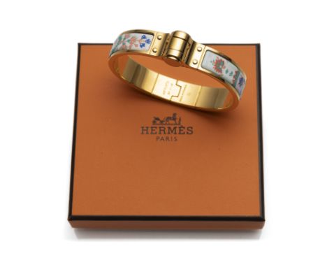 Hermès Vintage Armreif "Charniere"6 x 5,5 cm, B. 1,2-1,5 cmVergoldetes Metall, bedrucktes Emaille mit Blumenmuster. Signiert 