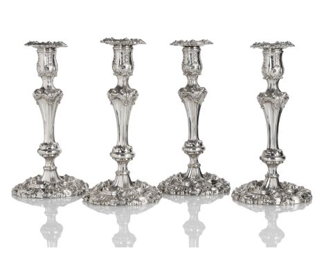 Set von vier Regency Kerzenständern mit AkanthusblattdekorSheffield, 1813H. 27 cmStadtmarke, Haupt Georg III, Jahresbuchstabe