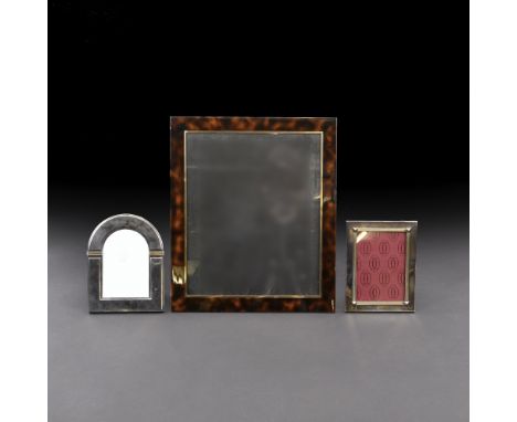 Drei Fotorahmen und Brieföffner20. Jhdt.H. 16,5-35 cmDer große Rahmen von Hermès, Metall, emailiert, leicht bestossen. Die an