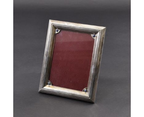 Fotorahmen mit Original-BoxMUST de Cartier, neuzeitlich23 x 17,5 cmVersilberter Rahmen, 4 Lapislazuli-Cabochons, gemarkt Cart