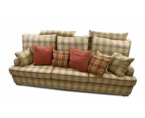 Grosses Sofa mit kariertem Bezug20. Jhdt.96 x 246 x 91 cmDreisitzer mit losen Kissen. Gebrauchsspuren.Dieses Los unterliegt d