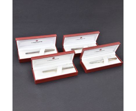 4 Roller Stifte Caran d'Ache20. Jhdt.L. 13,7 cmVersilbert. Originale Etuis und Ersatzminen. Gebrauchsspuren.Dieses Los unterl