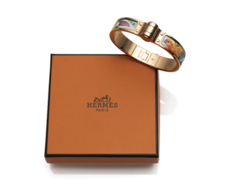 Hermès Vintage Armreif6 x 5,5 cm, B. 1,2-1,5 cmArmreif "Charniere" aus vergoldetem Metall und bedrucktem Emaille Einsatz mit 