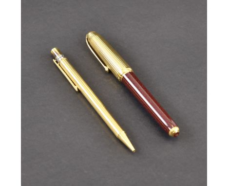 Cartier Füllfederhalter20. Jhdt.L. 14/13,5 cmMetall vergoldet, Feder 750/000 Gold. Bez. Cartier Paris 007323. Am oberen Ende 