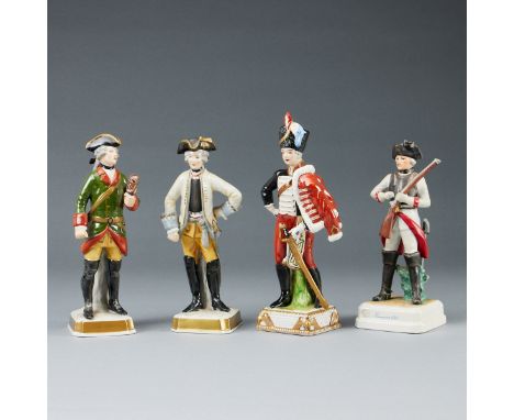 4 unterschiedliche Soldaten in UniformPorzellan, weiß, glasiert. Polychrom und Gold bemalt. Soldat mit grünem Rock: Unterweiß