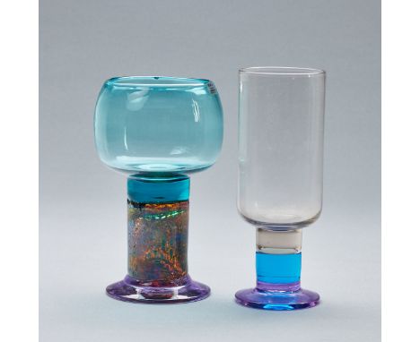 2 unterschiedliche Pokale - Kai FranckArabia 1 Pokal - Kaj Franck, Nuutajärvi, Notsjö / Finnland: Fuß aus blauem Glas, Schaft