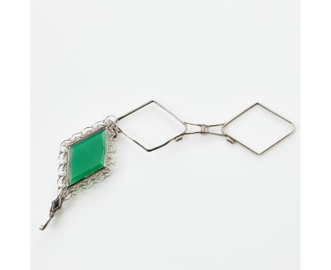 Lorgnon mit Jaspis und Onyx als Anhänger aufklappbar zur BrilleArt Déco, um 1920-1930. Silber, ungestemp. Gew.: 15,9 g. Marka