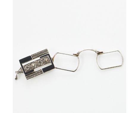 Lorgnon mit Markasiten und schwarzem Emaille als Anhänger aufklappbar zur BrilleArt Déco, um 1920-1930. 935/- Silber, gestemp
