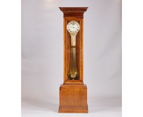 Seltene StanduhrJ. L. Dubois/Frankreich, um 1840. Mahagoni. Obstholz. 216 x 61 x 35 cm. Römisch und arabische Ziffern. Monats